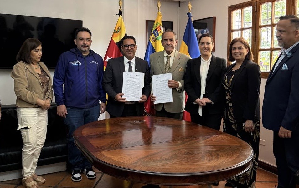 Alcaldía de El Hatillo y la Universidad Santa María renuevan convenio que impulsa la formación de los jóvenes