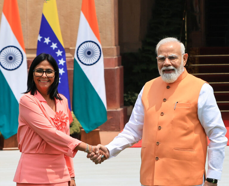 Delcy Rodríguez invita a petroleras indias a Venezuela para atraer más inversiones