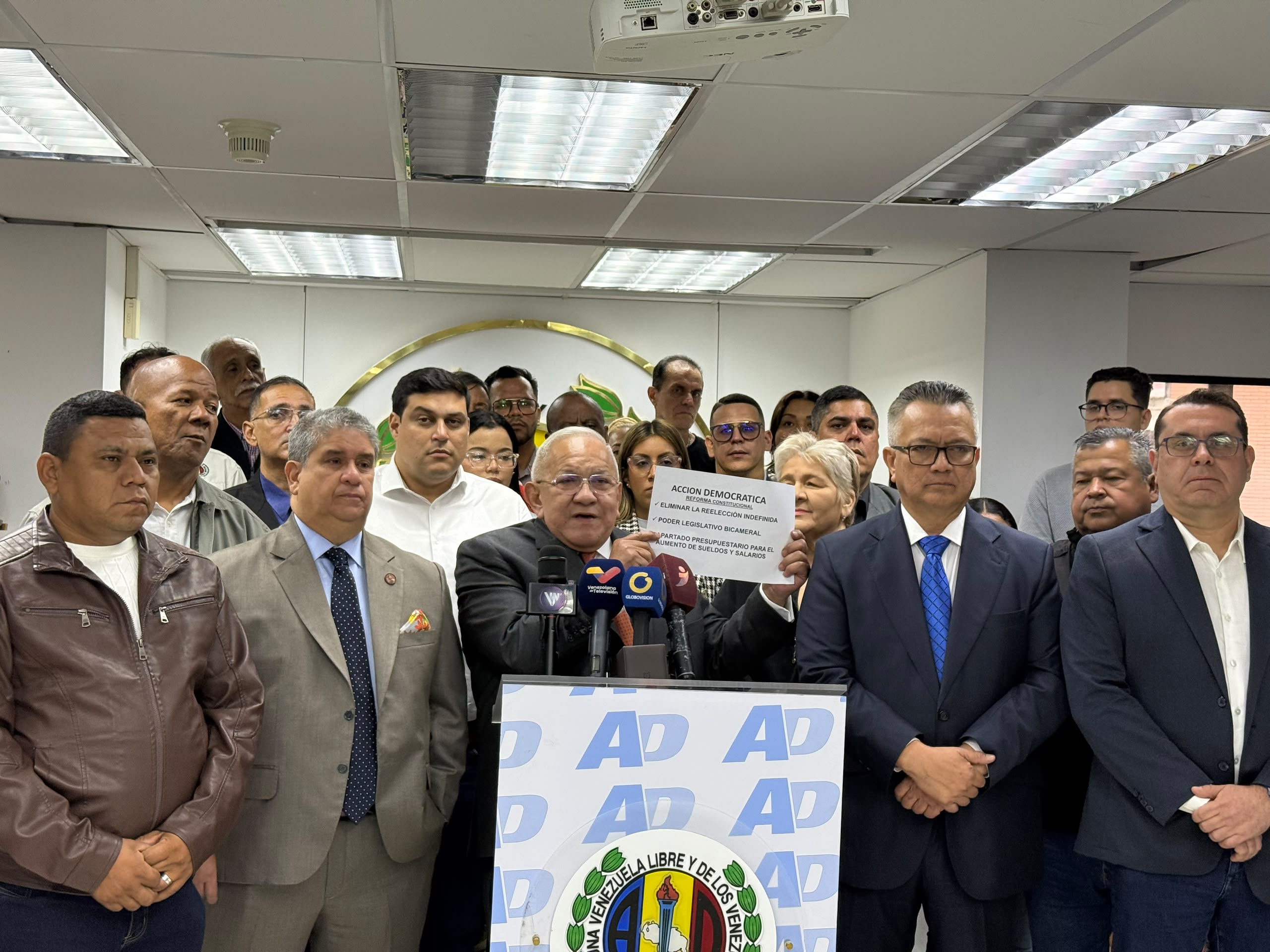Bernabé Gutiérrez presenta propuesta de Acción Democrática para reforma constitucional
