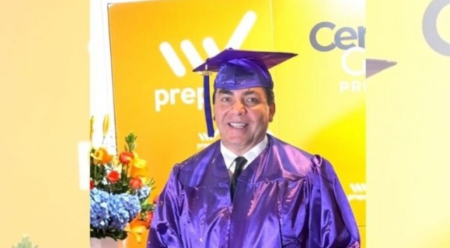 Cristian Castro se graduó de bachiller a los 51 años y tuvo que ser atendido por paramédicos